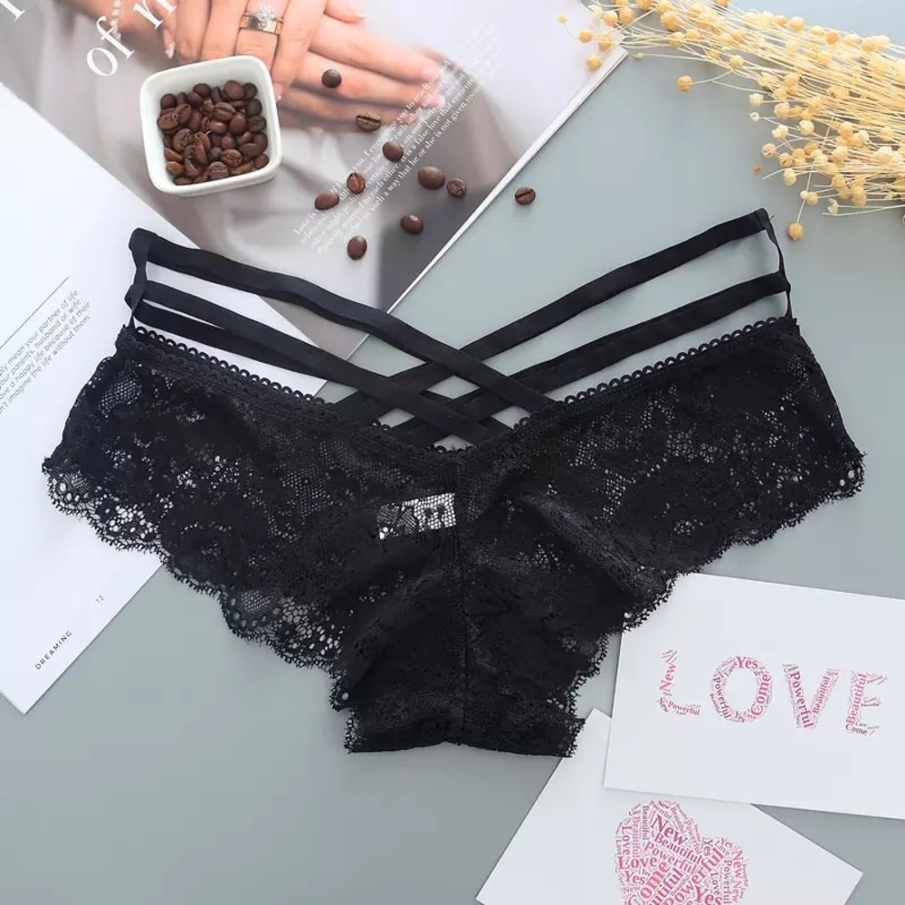 New Medium Black Floral Lace Cheeky Panties NWT